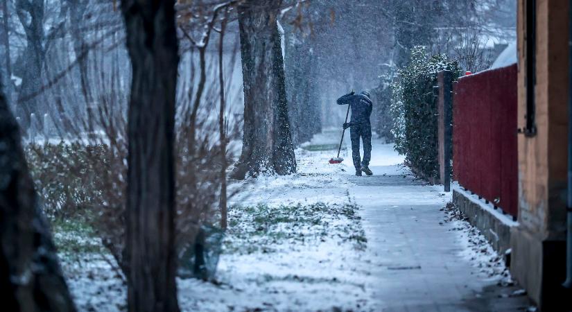 Sokkoló budapesti videó az éjszakai hóvihar után, elképesztő dolgot tett egy férfi a behavazott utcán