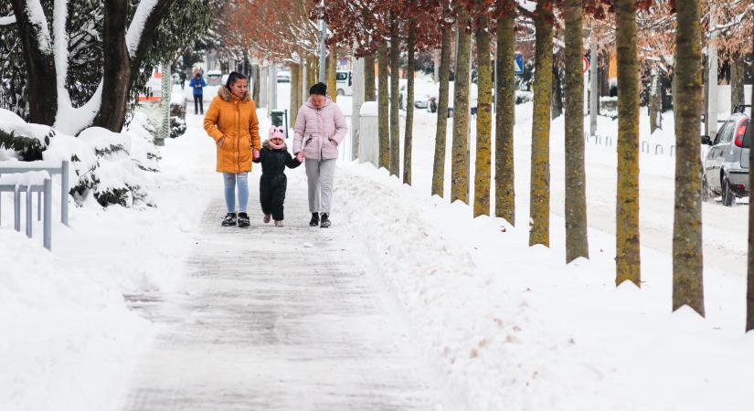 Hóhelyzet Nagyatádon: Gépekkel és kézi erővel tisztítják az járdákat, rendkívüli hideg jön