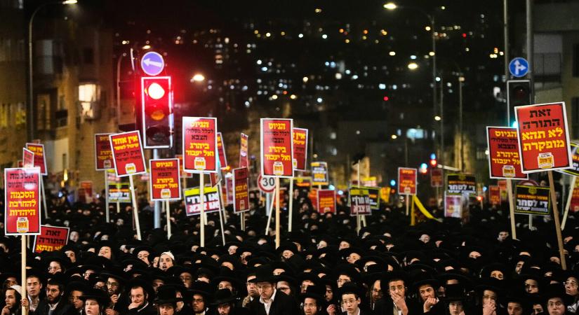 Tüntetők közé hajtott és halálra gázolt egy ultraortodox fiatalt egy buszsofőr Jeruzsálemben