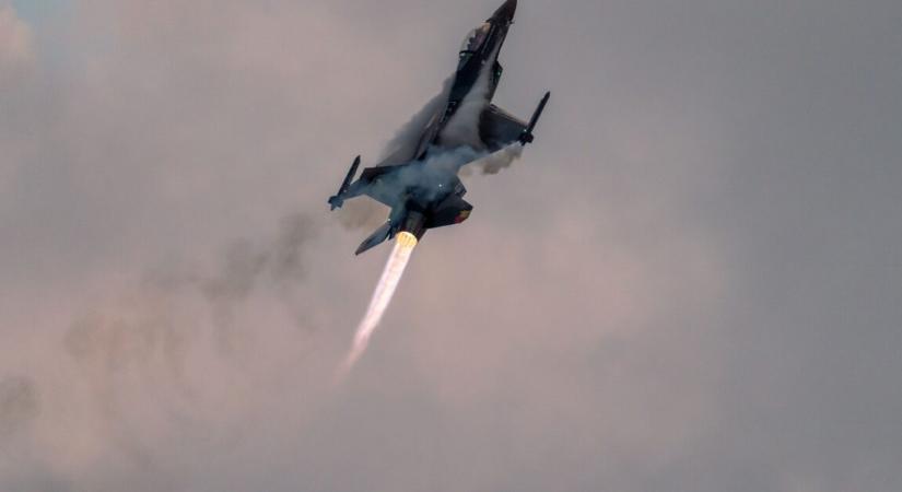 Eltűnt egy F-16-os pilóta, a gépet sem találják