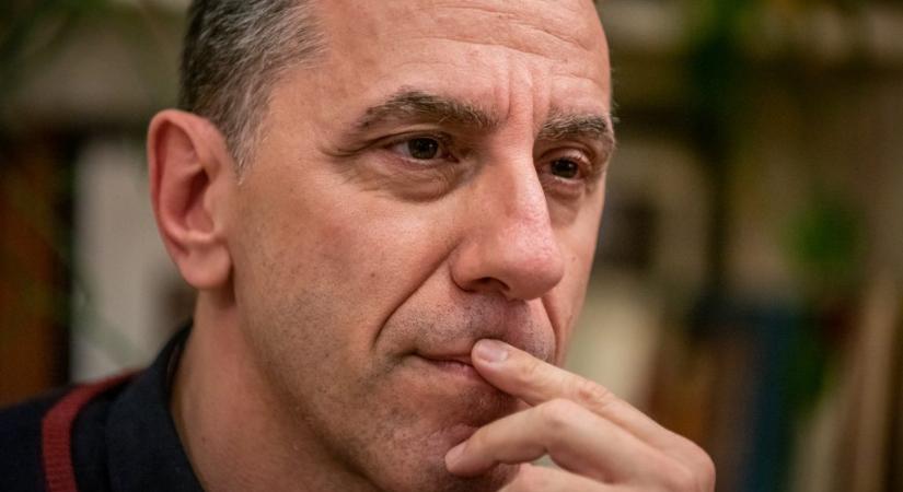 „Én egyetlen hókotrót nem láttam” – Csonka András kedd éjjel hatalmas dugóba került a havas M1-es autópályán