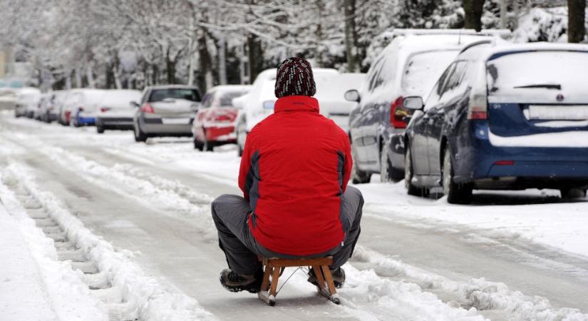 Havazás: megbénult az M1-es, késnek a vonatok, küzd a BKK