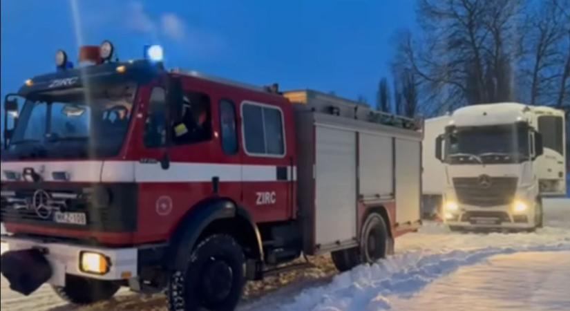 Kamion akadt el a vasútállomásnál Zircnél, műszaki mentésre volt szükség (videó)