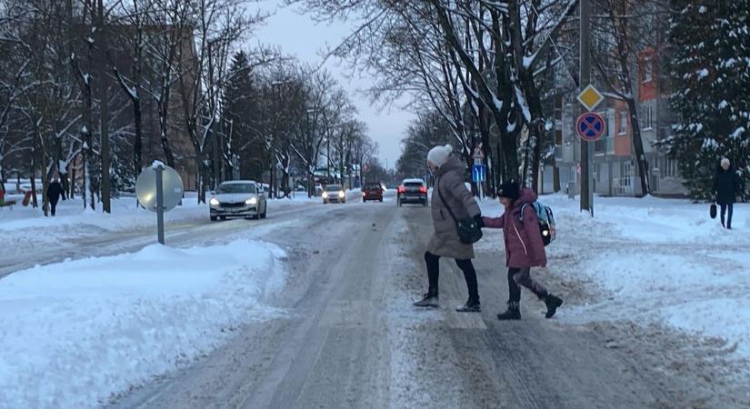 Megbénult a közlekedés a havazás miatt a zalai városban? Nehezen enged a szorításából a tél (galéria, videó)