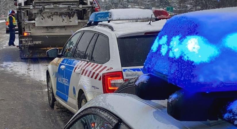 Elakadt egy helyi járatos busz Kaposváron, kamionok vesztegeltek a hó miatt