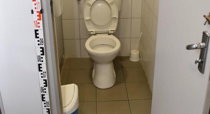 Továbbra is letartóztatásban az újszülött csecsemőjét megölő nő