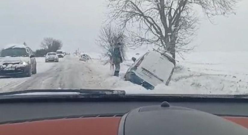 Sorban csúsznak az árokba az autók Fehérvár felé  videóval
