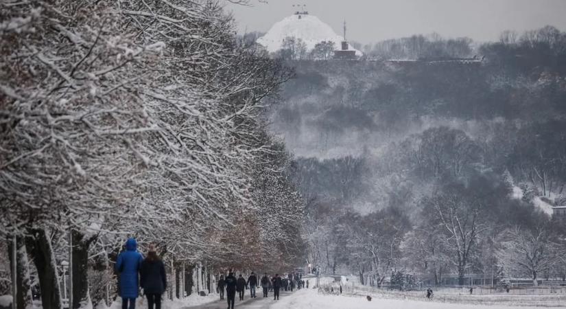 Térdre kényszerítette a havazás Európát: hóvihar, halálos balesetek és káosz az utakon – képek