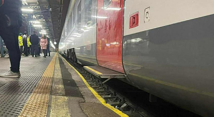 Mindenki nyugodjon meg! Normális magasságú peronokat építenek a Keletibe a kínai vonatok fogadására