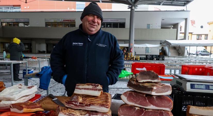 Lehet hófúvás, lehet fagy, nem maradt el a szerdai, szekszárdi piac (képgalériával)