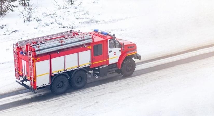 Tűz a hóban: hatalmas lángokkal égett egy autó a 4-esen, Miklósnál