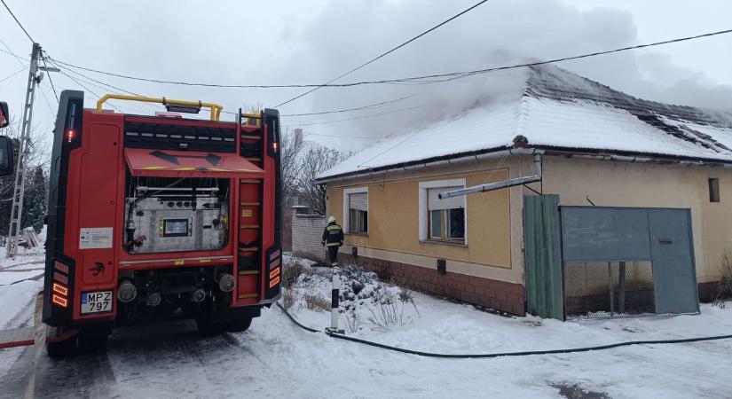 A tél lecsapott Bács-Kiskunra: égő házak, árokba csúszott buszok, folyamatos riasztások – videók