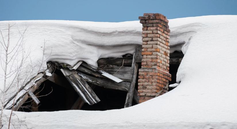 A hó súlyától beomlott egy akasztói ház teteje, három ember maradt otthon nélkül