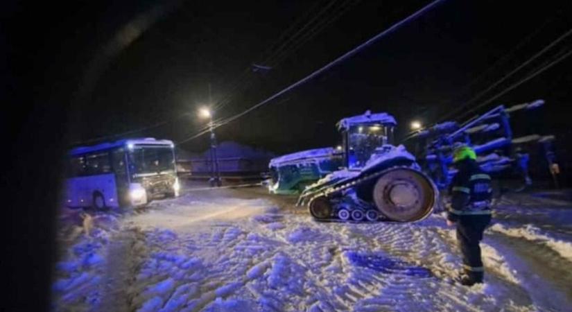 Elakadt kamionok, árokba csúszott autók, kidőlt fák: gyomrost vitt be Hevesnek a tél, de jön a ráadás