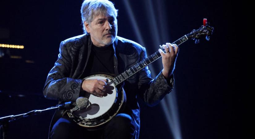 A Grammy-díjas Béla Fleck is lemondta a fellépését a koncertteremben, amelyet Trump magáról nevezett el