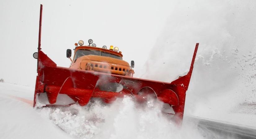 Latyakos, havas utak Bács-Kiskunban: az M5-ösön és a főutakon folyamatos a takarítás – videó
