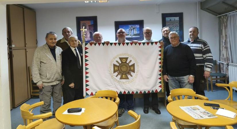 Új zászlót készíttettek a Honvéd Hagyományőrző Egyesület tagjai