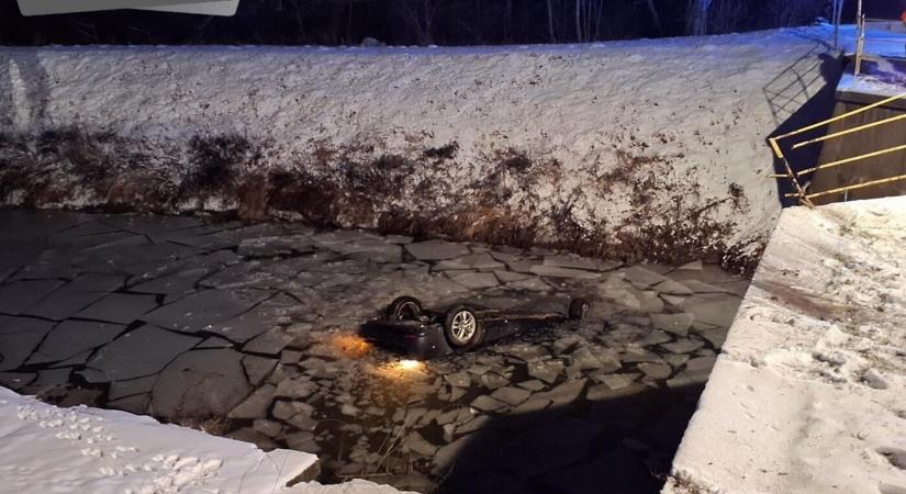 TRAGÉDIA: Vízbe fordult egy autó Királyrév közelében, egy ember elhunyt