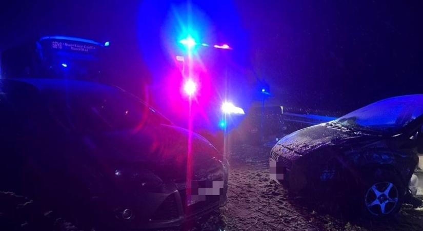 Fél frontálisan ütközött két autó a 87-esen - fotók
