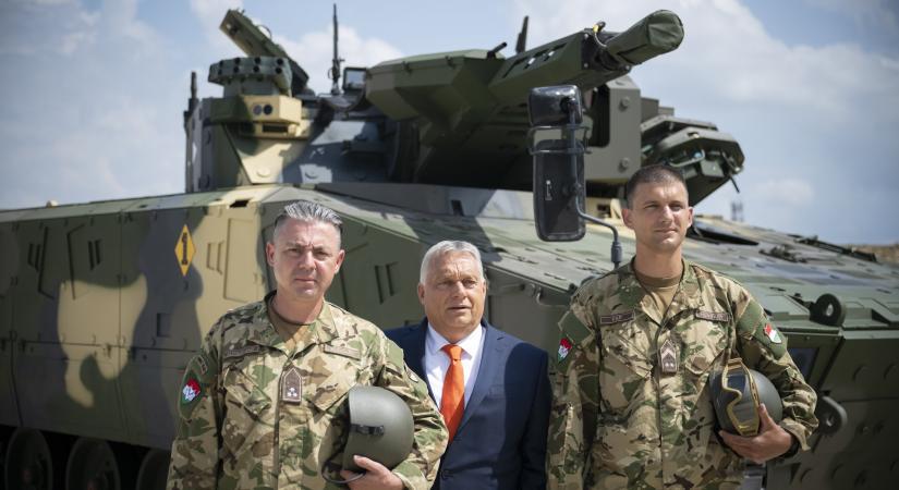 Orbán másokat vádol a sorkatonaság visszaállításával és a hadiipar felpörgetésével, holott mindkettő az ő szíve vágya