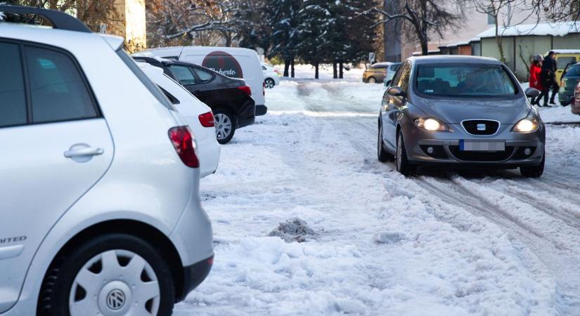 "Teljes kapacitással dolgoznak az állami szervek" – Rendkívüli sajtótájékoztatót tartott az Operatív Törzs a hóhelyzetről