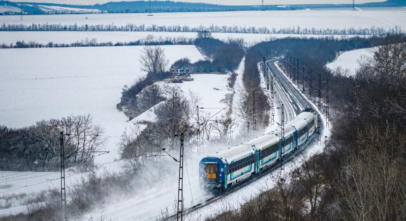 A főutak állapotáról és a vasúti fennakadásokról számolt be Lázár János