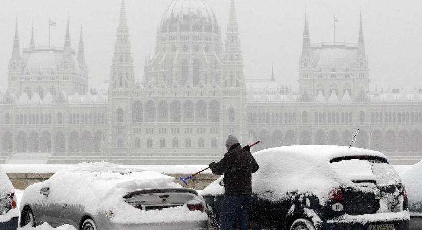 Életbe lépett a vörös kód, 91 ezer tonna útszóró sóval indultak útnak a hókotrók