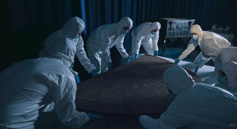 A magyar történelem egyik legfontosabb darabját védőruhában és kesztyűben emelték ki a vitrinből