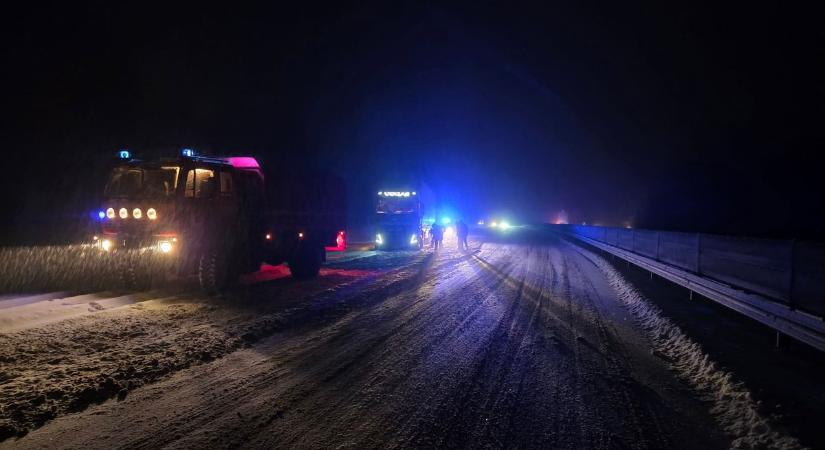 Gigászi küzdelemben a somogyi tűzoltók: egymást érték az elakadt járművek az utakon