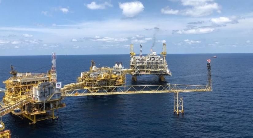 Összeálltak az óriások, a teljes Lukoil-vagyont vinnék: finomítók, több ezer benzinkút is a listán – új kihívót kapott a Mol?