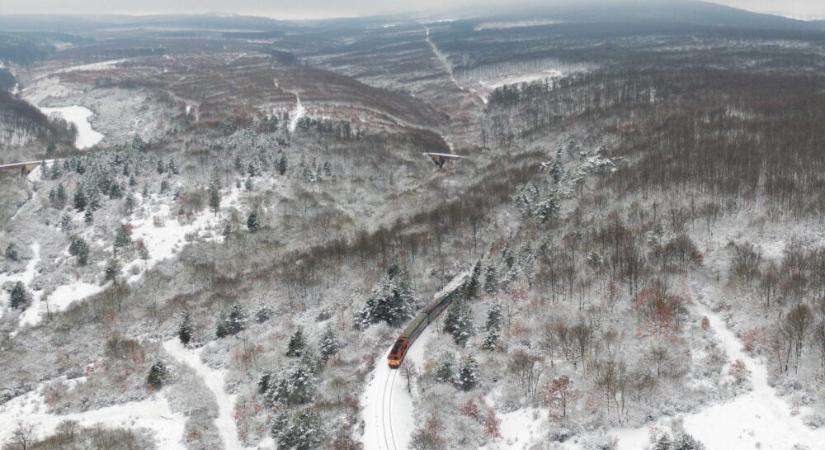 A Bakonyban és délnyugaton helyenként 30 centiméternél is vastagabb a hótakaró