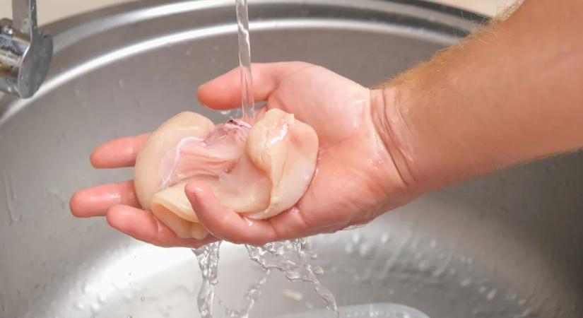 Ugye te nem mosod meg a nyers húst főzés előtt? Komoly megbetegedést kockáztatsz