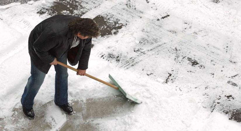 Közösségi összefogás: rászorulóknak és időseknek segít a hólapátolásban egy baranyai férfi