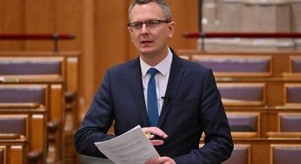 Rétvári Bence úgy látja, csak Orbán Viktor képes arra, hogy Magyarországot kívül tartsa a háborún