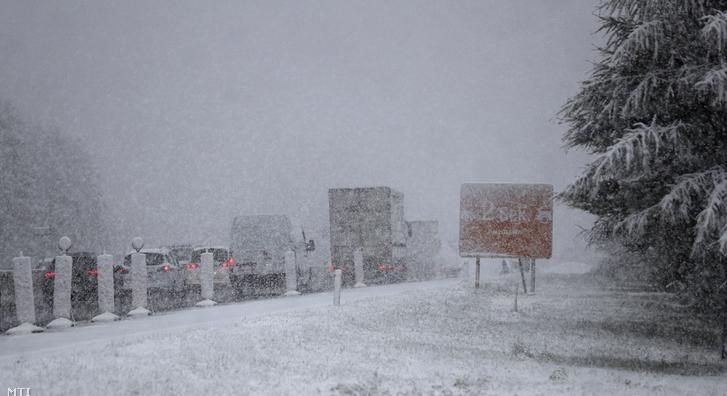 Teljes káosz az országban, gond lehet az élelmiszer-ellátással is