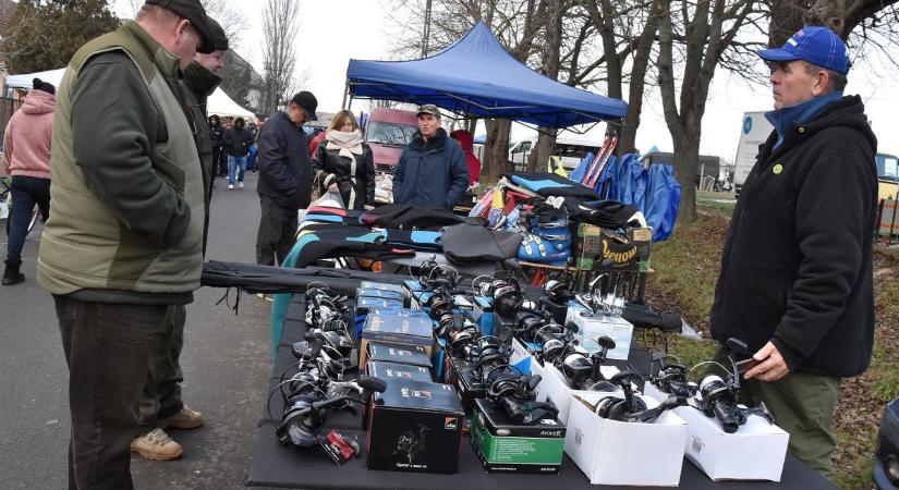 Szinte fillérekért kínálták ezt a ruhadarabot, amit melegen tart – hihetetlen akciókkal csábított a jászapáti vásár