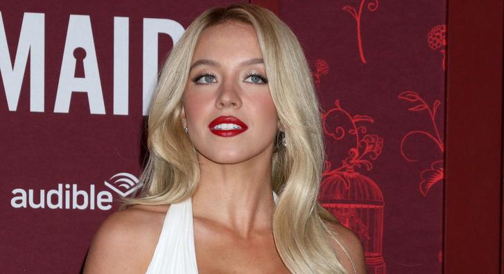 Sydney Sweeney címlaplány lett, méghozzá teljesen meztelenül
