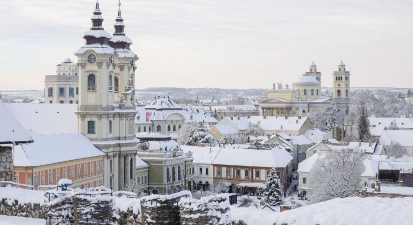 Fehérbe öltözött Eger reggelre, ilyen gyönyörű lett a friss hótakaróval fotók