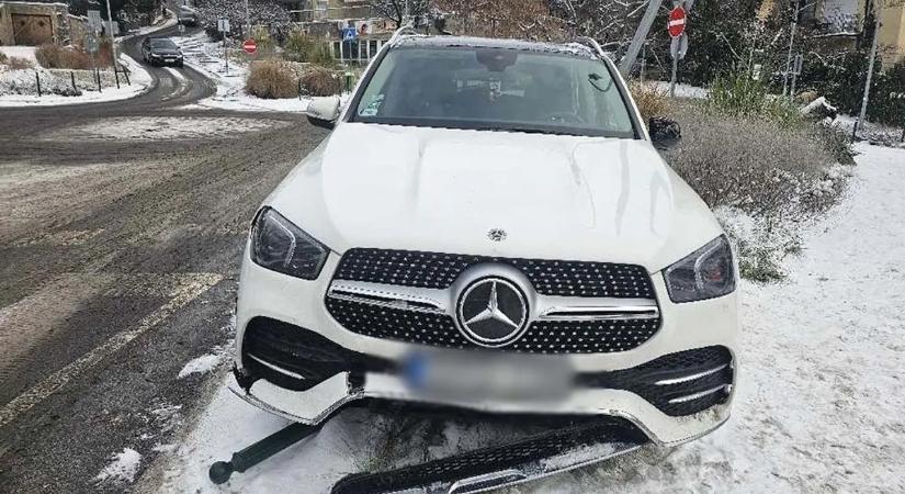 A budai rendőrök is dobtak egy hátast, amikor benéztek az összetört Mercibe