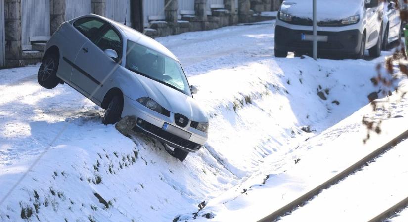 Drótkötél is kellett a mentéshez: árokba csúszott egy autó Csurgón