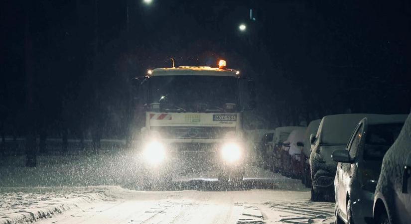 Megfeszített munkával védekeznek a havazás ellen Szolnokon