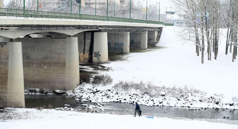Életbe lépett a vörös kód, az utcákon és az intézményekben is készülnek a pénteki extrém hidegre
