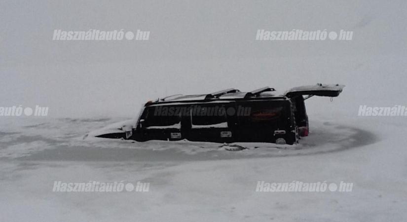 Nem fogja elhinni, mennyiért árulják a balatoni jégtörő Hummert