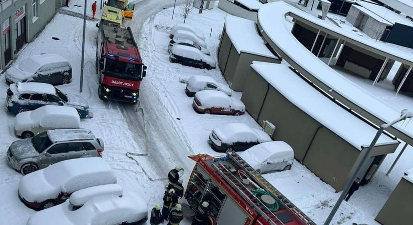 Tűz ütött ki egy társasházban a zalai városban, lakókat kellett kimenekíteni