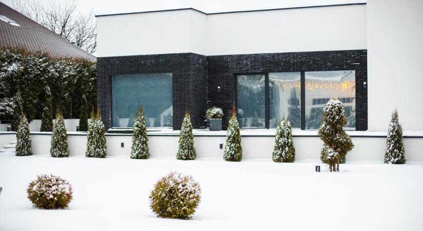 Hogyan készüljünk a keményebb fagyokra kertes házban?