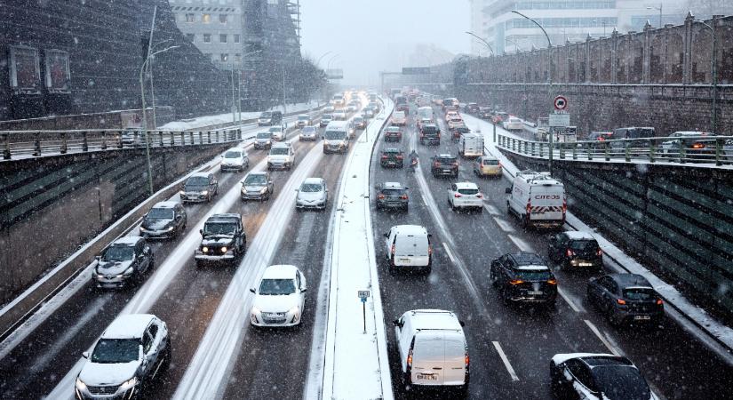 Letérdelt a hóban a nagyváros, ekkora dugó még nem volt Párizsban