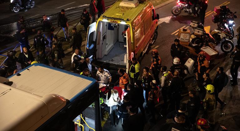 Tüntetők közé hajtott egy busz Jeruzsálemben, meghalt egy ember