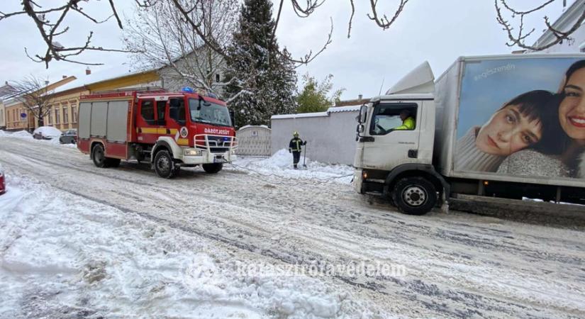 Elakadt teherautóknak segítettek a nagykanizsai tűzoltók