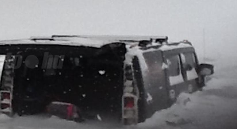 Bárki lecsaphat már arra a terepjáróra, amely beszakadt a jeges Balatonba