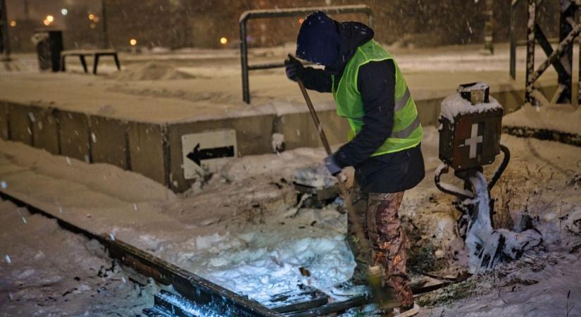 Itt a negyedik Lázár-jelentés a hóhelyzetről: a vasút tartja magát, de a buszjáratok továbbra is akadoznak